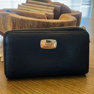 Michael Kors Zippy Wallet , EUC!